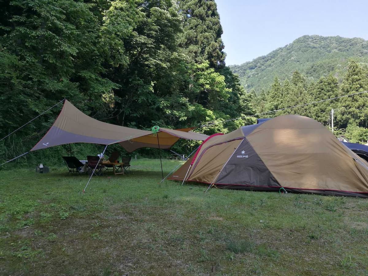 岩屋オートキャンプ場 - 綺麗な施設に渓流が流れる