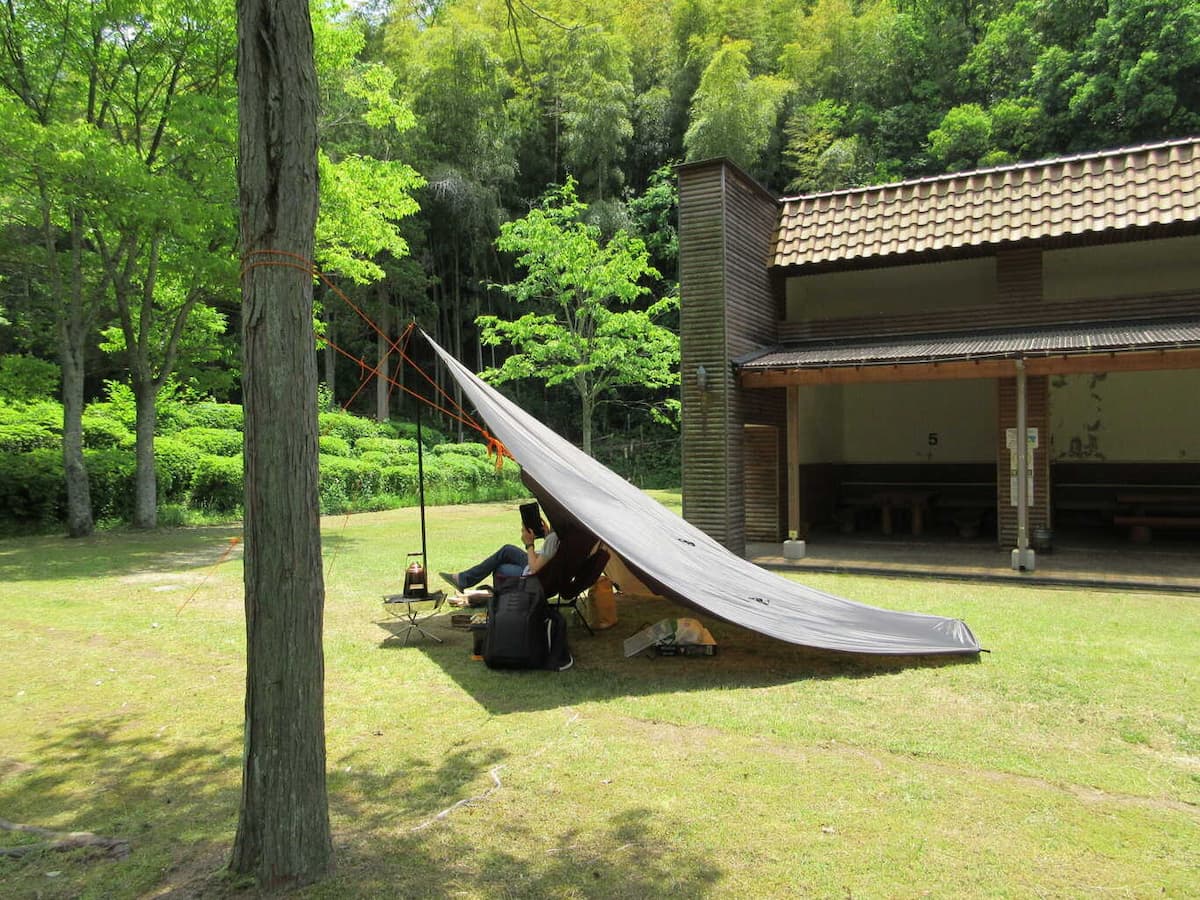 青葉山ろく公園キャンプ場 - 家族やグループでのキャンプ・日帰りBBQに最適！ 開放的な半屋内の建屋にテーブル・椅子がセットされており、天候を気にせずにBBQが楽しめます。