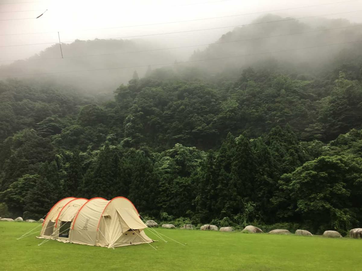 片貝山ノ守キャンプ場 - 清流の近くのキャンプ場