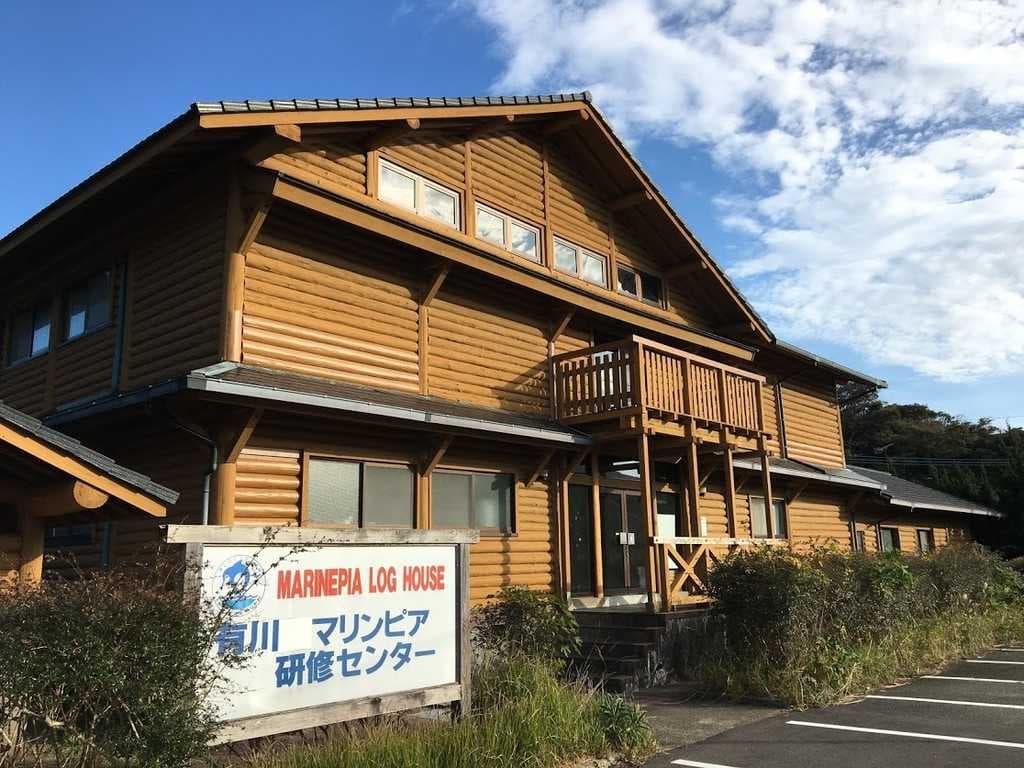 有川青少年旅行村 - 海水浴場百選に認定された蛤浜海水浴場から歩いて３分！芝生が美しいキャンプ場！場内にはカフェも併設♪