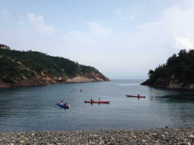 耳浦キャンプ場 - キャンプ場の目の前は、小石の浜　キャンプだけじゃなく海水浴も楽しむことができます