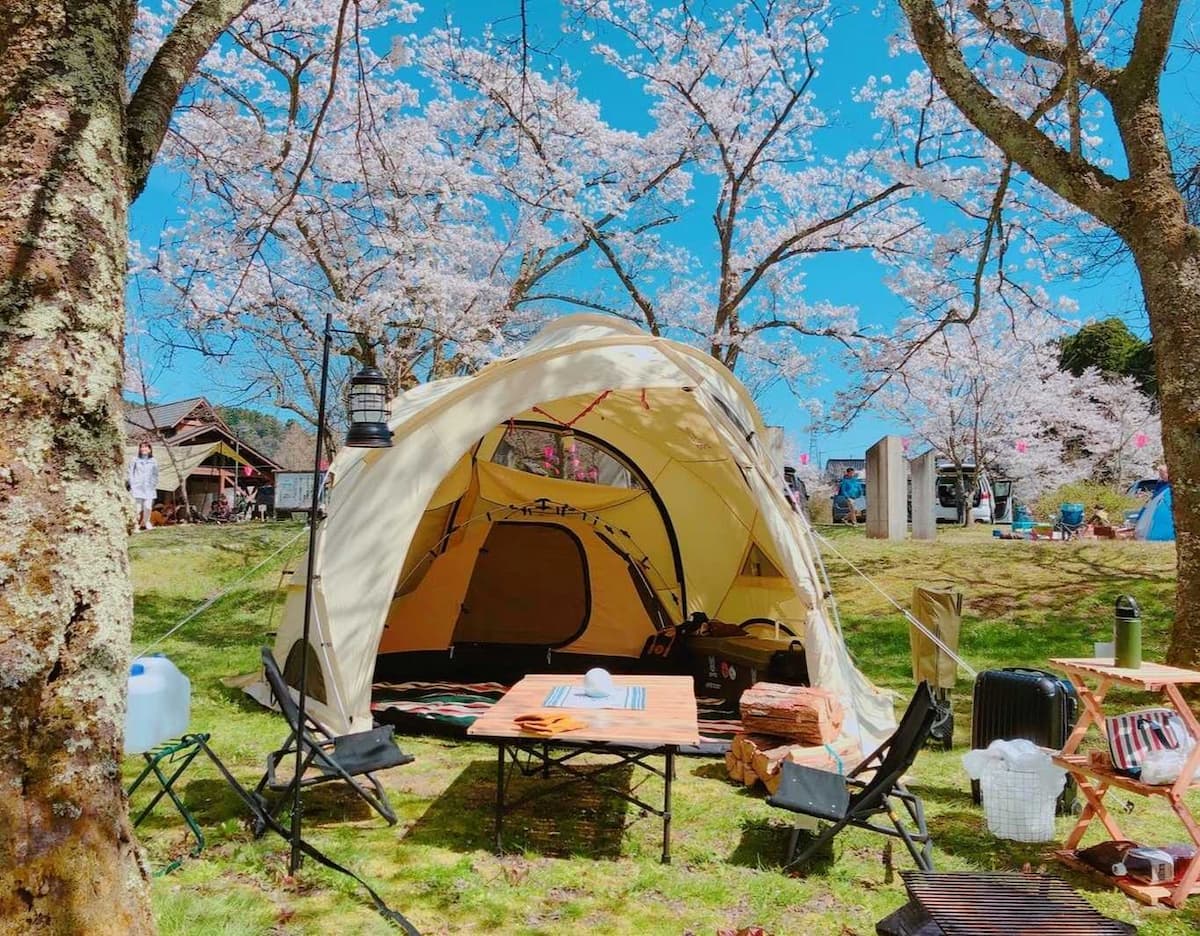 砺波市上和田緑地キャンプ場 - 湖畔にあるよく整備されたキャンプ場