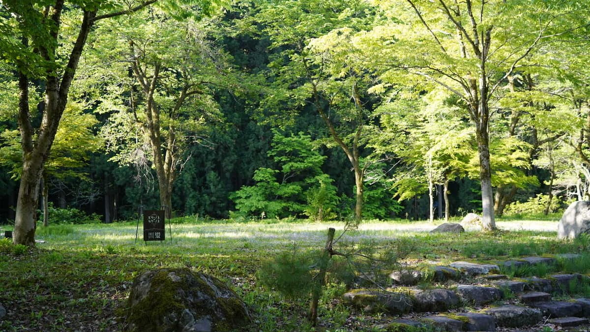 友安製作所モリノネカワノネIWAYA - 時間単位貸しキャンプ場「友安製作所モリノネカワノネIWAYA」 福井県勝山市に位置し、清らかな渓流「岩屋川」をはじめ、緑あふれる自然に包まれたキャンプグラウンドです。