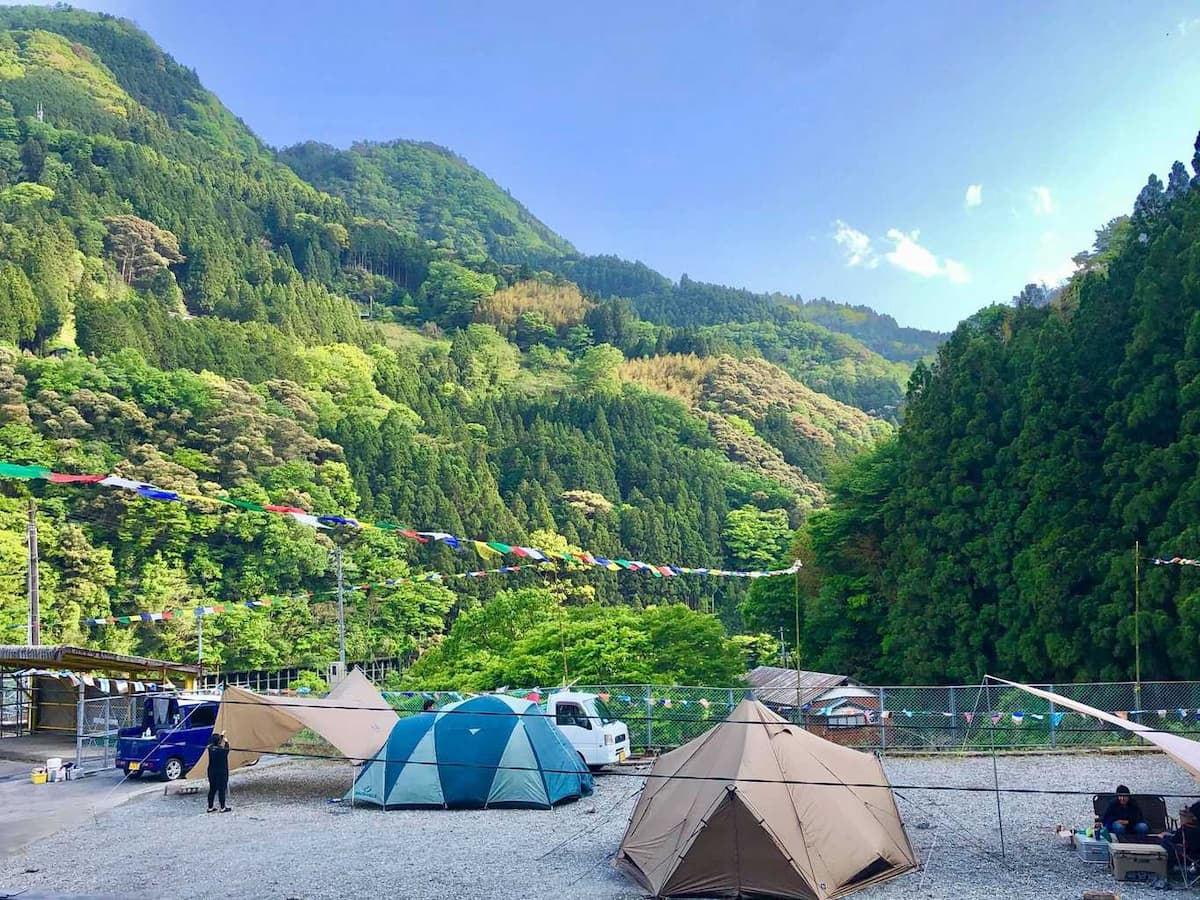 四国吉野川オートキャンプ場 - 梅雨キャンプ★夏は沖縄に負けない星空が美しい★四国吉野川の雄大な自然を満喫☆急な雨の日も室内でキャンプができて安心です♪ピザ窯できました。家族にもおすすめ！川も近場にあります。