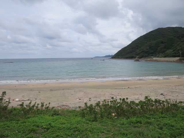 井口浜キャンプ場 - 山に囲まれた綺麗な遠浅の海です