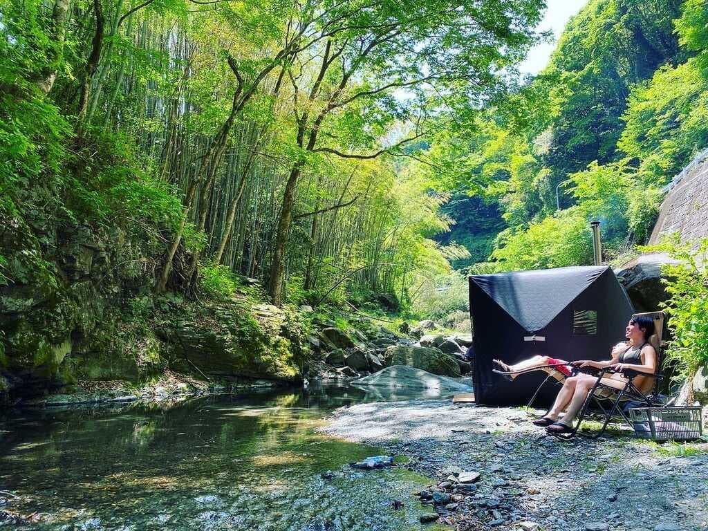 kanrano base - sauna × camp！ 川沿いの小さなアウトドアサウナ施設・プライベート感覚で過ごす「森の隠れ家」