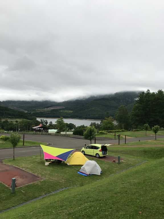 かなやま湖オートキャンプ場 - かなやま湖を見下ろす開放感いっぱいのキャンプ場