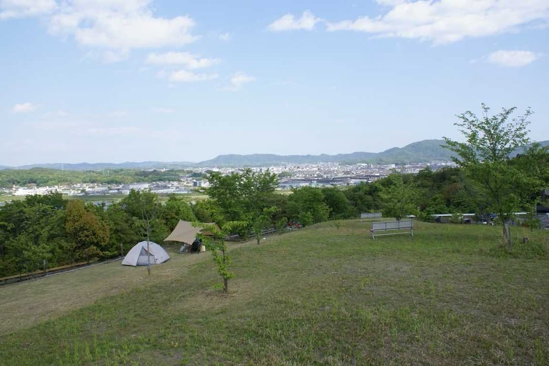 サントピア岡山総社セルフキャンプ場 - 倉敷市内から車で35分！夏場は大きなプールでスライダーなども楽しめ、お子様も大満足なキャンプ場！あったかいお風呂でゆったり♪もできますよ！